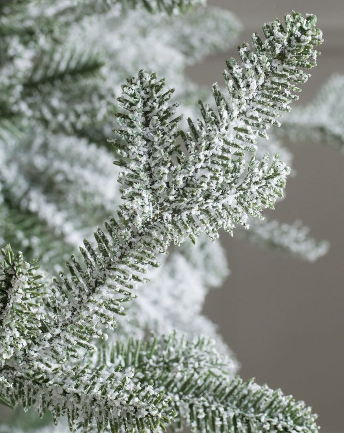 Árvore de Natal Nevada com Galhos Nevados, Suporte Metálico e Micro LEDs Embutidos